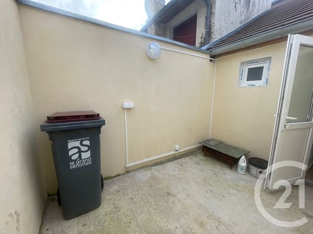 maison à louer - 4 pièces - 70.37 m2 - VILLENEUVE L ARCHEVEQUE - 89 - BOURGOGNE - Century 21 Martinot Immobilier