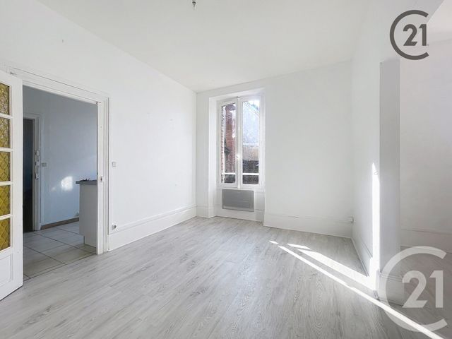 Afficher la photo en grand Appartement F2 à louer - 2 pièces - 53.0 m2 - VILLENEUVE SUR YONNE - 89 - BOURGOGNE - Century 21 Martinot Immobilier